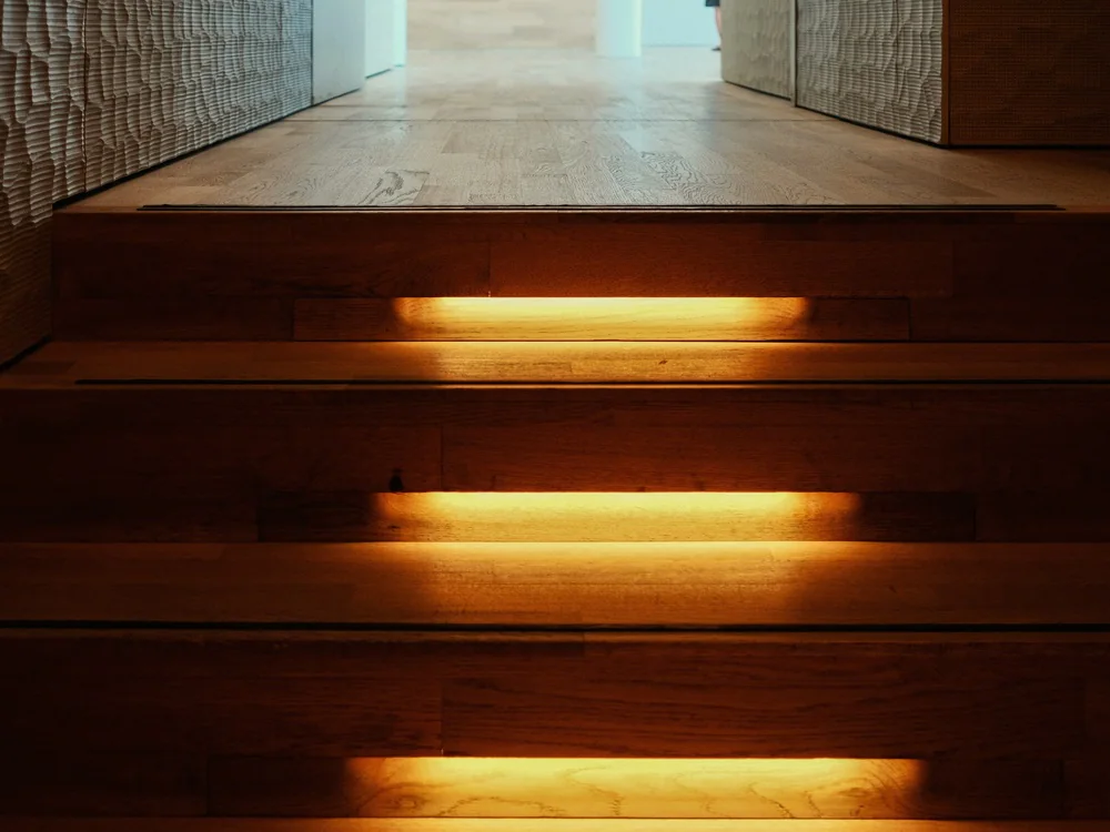 Houten traptreden met licht onder de neus