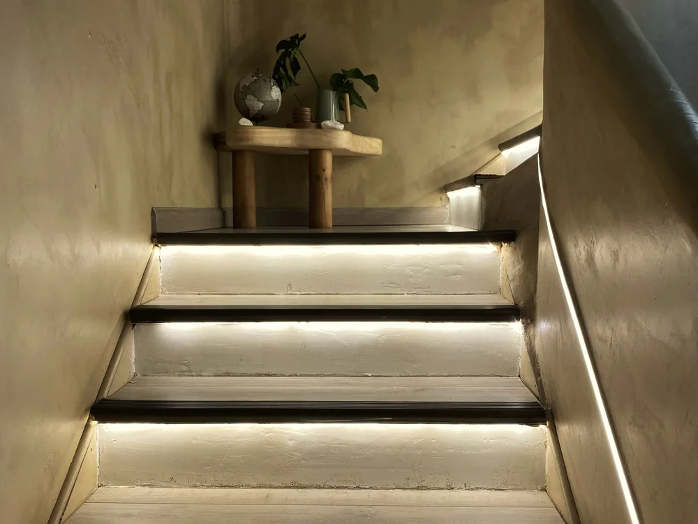 Trap met ledverlichting onder de treden