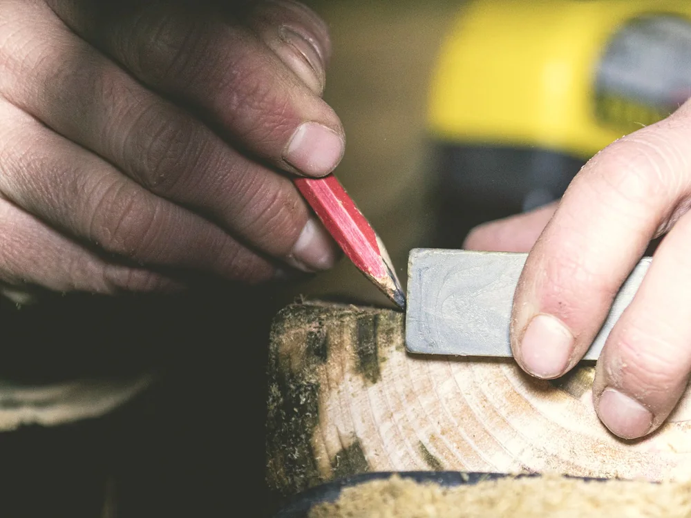 Potlood dat een maat aftekent op hout