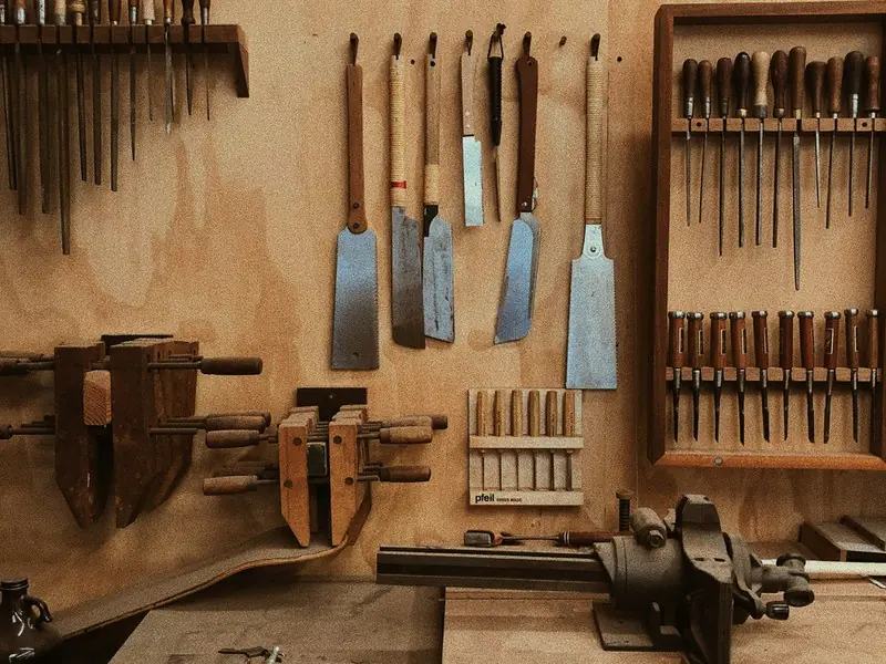 Wand vol handgereedschap in een werkplaats